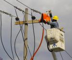 Viven aún 2 mil familias sin luz