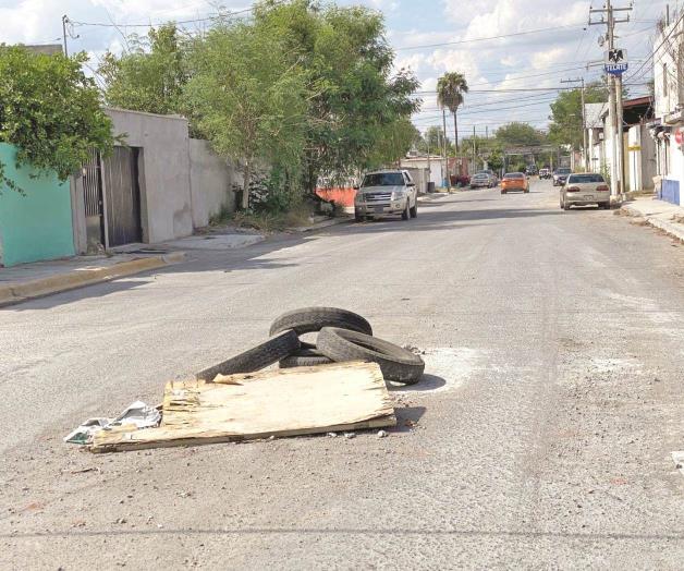 Con llantas y madera alertan de tapas en las alcantarillas Con llantas y madera alertan de tapas en las alcantarillas