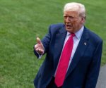 Trump amenaza con revocar licencias a NBC y ABC
