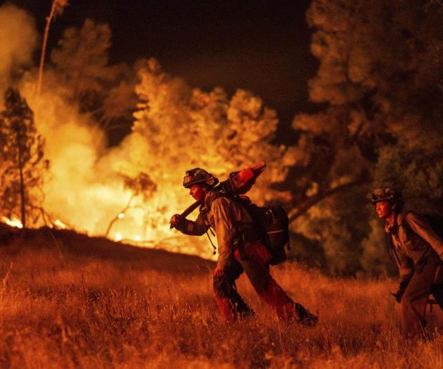Incendios forestales amagan casas; causan evacuaciones Incendios forestales amagan casas; causan evacuaciones