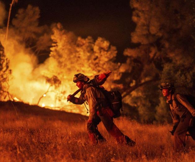 Incendios forestales amenazan hogares en California y Oregon