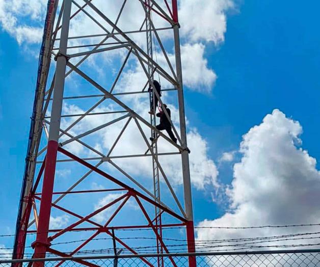 Rescatan a adolescente que intentaba arrojarse desde antena en Reynosa Rescatan a adolescente que intentaba arrojarse desde antena en Reynosa