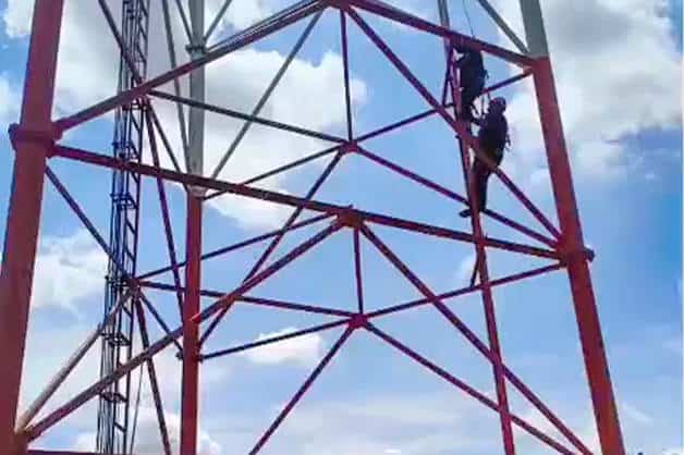 Rescatan a adolescente que intentaba arrojarse desde antena en Reynosa Rescatan a adolescente que intentaba arrojarse desde antena en Reynosa