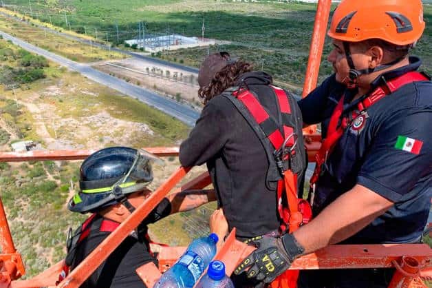 Rescatan a adolescente que intentaba arrojarse desde antena en Reynosa Rescatan a adolescente que intentaba arrojarse desde antena en Reynosa