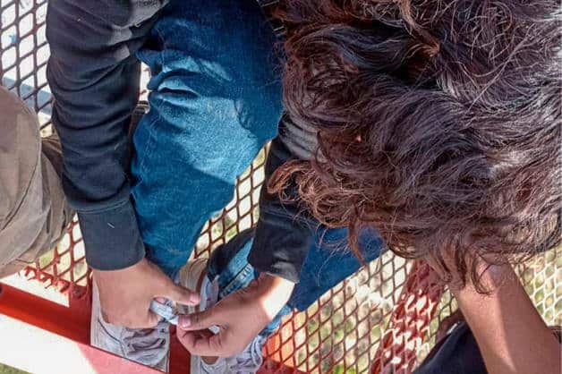 Rescatan a adolescente que intentaba arrojarse desde antena en Reynosa Rescatan a adolescente que intentaba arrojarse desde antena en Reynosa