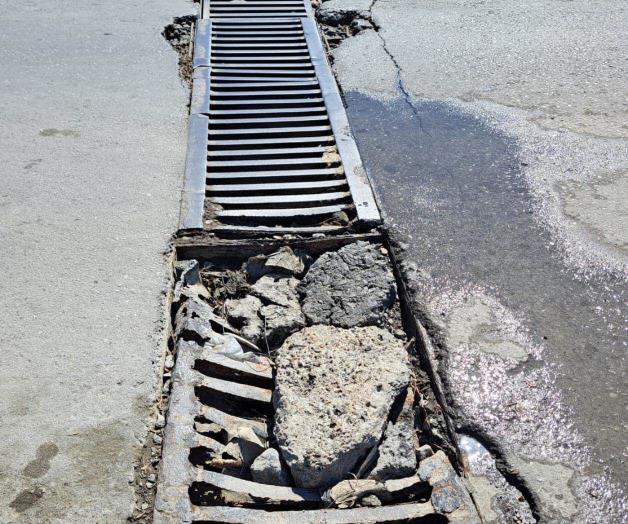 Colapsa rejilla de drenaje pluvial Colapsa rejilla de drenaje pluvial