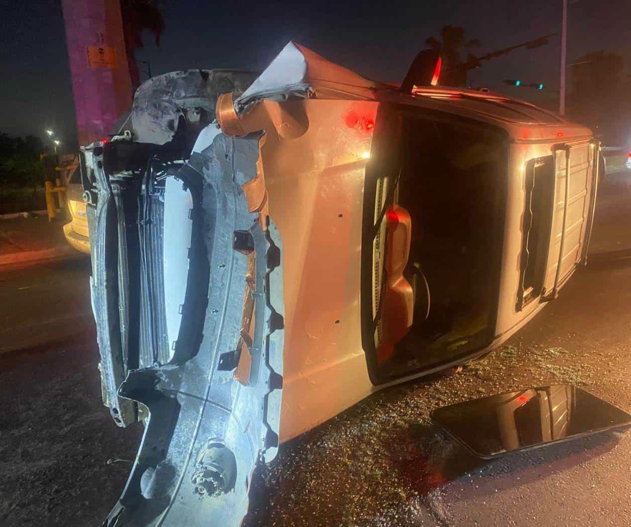 Se queda dormida y vuelca camioneta