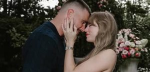 Taylor Swift recibe anillo de compromiso de Travis Kelce en emotivo momento