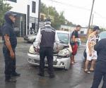 Choca, se intenta dar a la fuga  y vuelve  a chocar