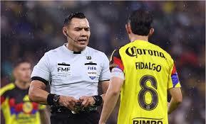 Árbitro Gato Ortiz en polémica por penales dudosos en la Liga MX