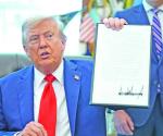 Ordena Trump castigar la quema de banderas de EU