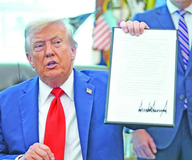Ordena Trump castigar la quema de banderas de EU Ordena Trump castigar la quema de banderas de EU