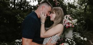 La familia de Travis Kelce celebra su compromiso con Taylor Swift