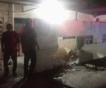 Ebria impacta y derriba barda
