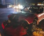 Abandona vehículo tras chocar contra poste de un semáforo