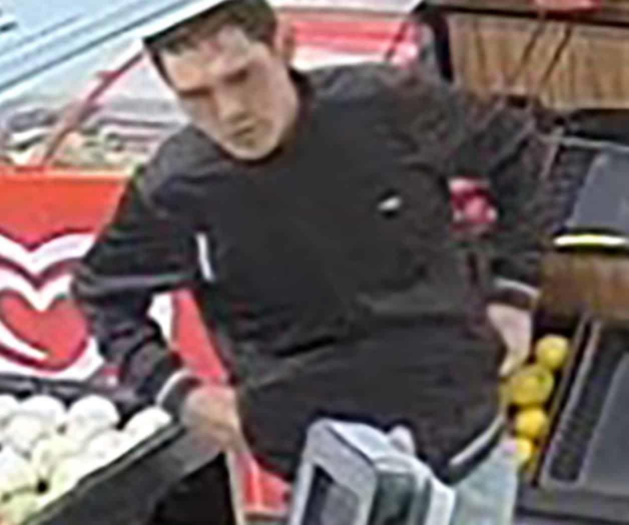 Asalta negocio con pistola en mano
