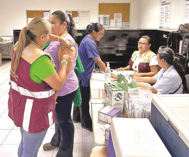 Acuden a vacunar en las maquiladoras Acuden a vacunar en las maquiladoras