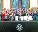 Firma leyes para proteger a texanos de extranjeros