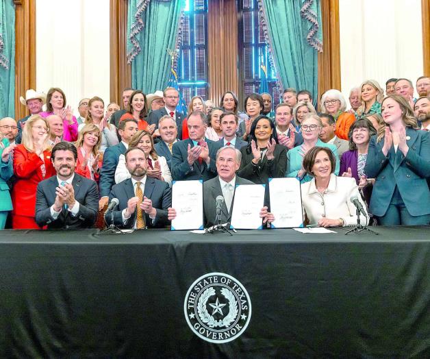 Firma leyes para proteger a texanos de extranjeros Firma leyes para proteger a texanos de extranjeros