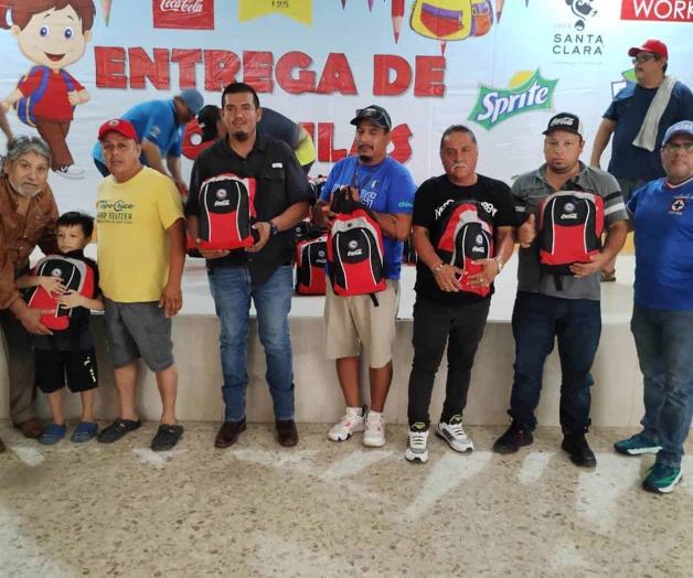 Apoyan con mochilas y útiles escolares a sus trabajadores Apoyan con mochilas y útiles escolares a sus trabajadores
