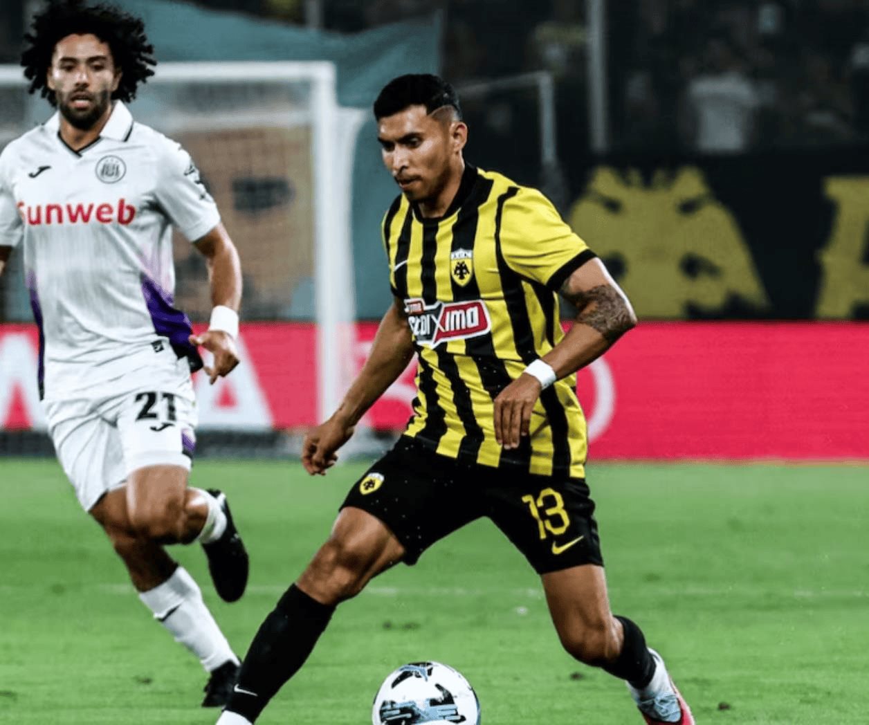 Orbelín Pineda venció al Chino Huerta en partido