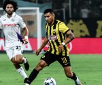 Orbelín Pineda venció al Chino Huerta en partido