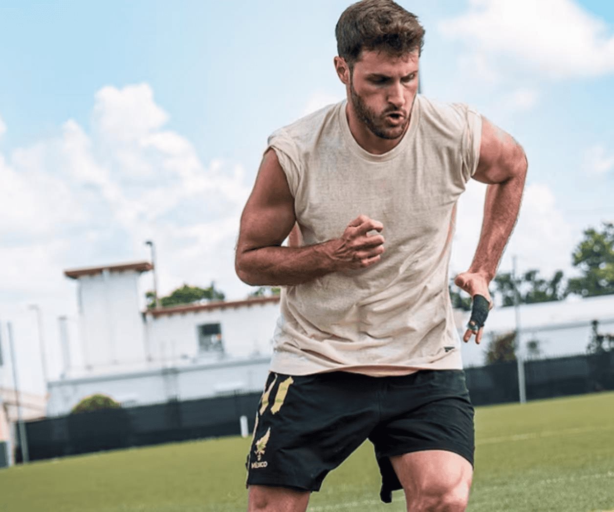 Santiago Giménez lesiona a compañero durante entrenamiento