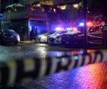 Poste de energía cae sobre coche de una familia en Sinaloa