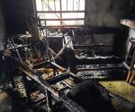 Arrasa incendio con vivienda de familia