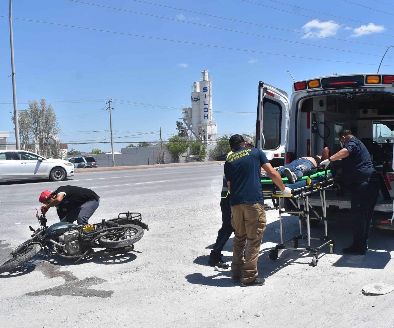 Mujer queda lesionada tras accidente en moto