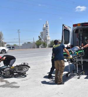 Mujer queda lesionada tras accidente en moto