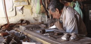 Prohíben que maquiladoras importen telas, ropa y calzado
