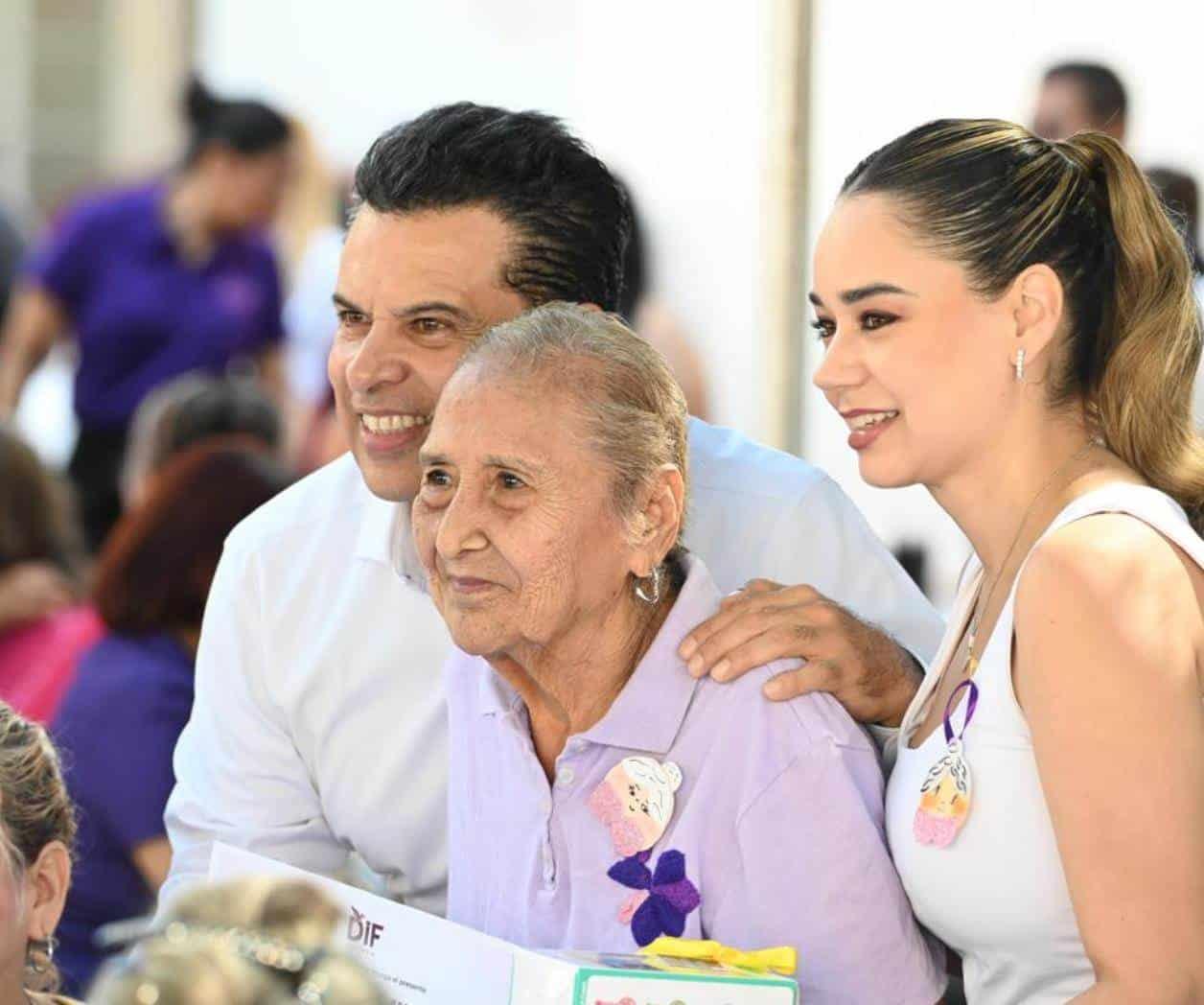 Festejan Lucy y Lalo a los abuelitos del DIF Victoria