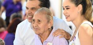 Festejan Lucy y Lalo a los abuelitos del DIF Victoria