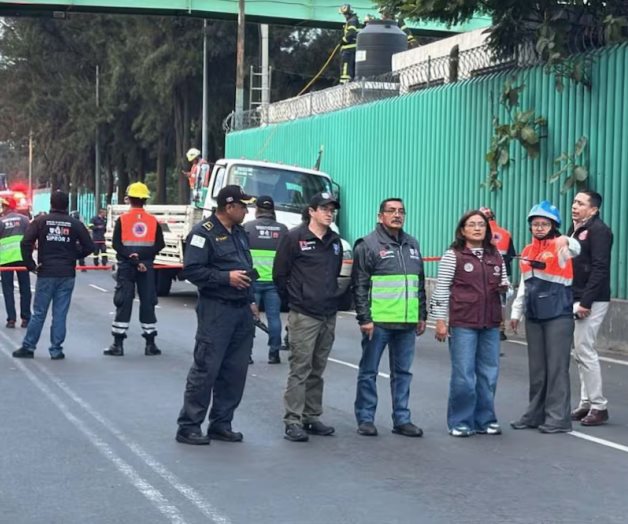 Socavón en Periférico Oriente: Camión cae en hundimiento Socavón en Periférico Oriente: Camión cae en hundimiento