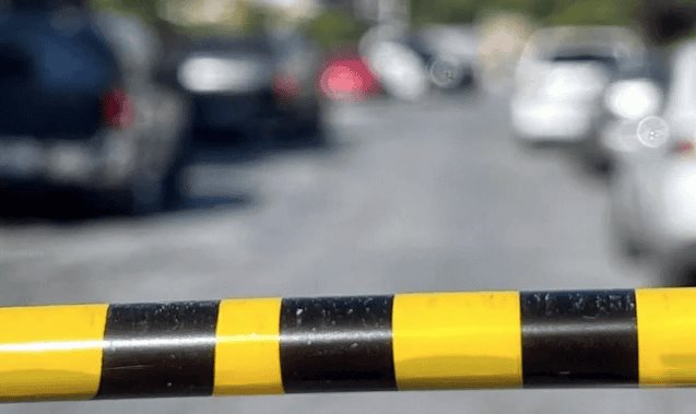 Se lanza con su bebé desde un auto tras discutir con pareja