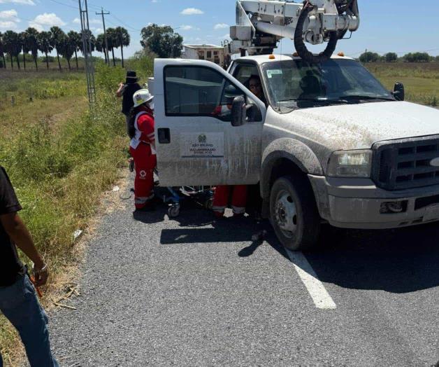 Auxilian electricistas a una conductora