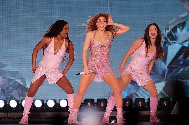 Critican a mujer por subirse a silla de ruedas en show de Shakira Critican a mujer por subirse a silla de ruedas en show de Shakira