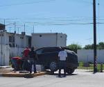 Mujer termina ´montada´ en camellón del centro
