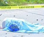 Muere motociclista al ser embestido