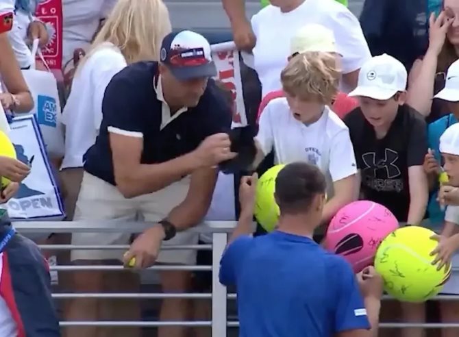 Polémica en el US Open por hombre que arrebata gorra a niño frente a tenista Polémica en el US Open por hombre que arrebata gorra a niño frente a tenista