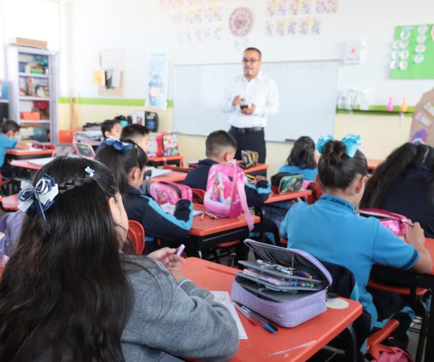 Miles de estudiantes vuelven a las aulas en todo M&eacute;xico