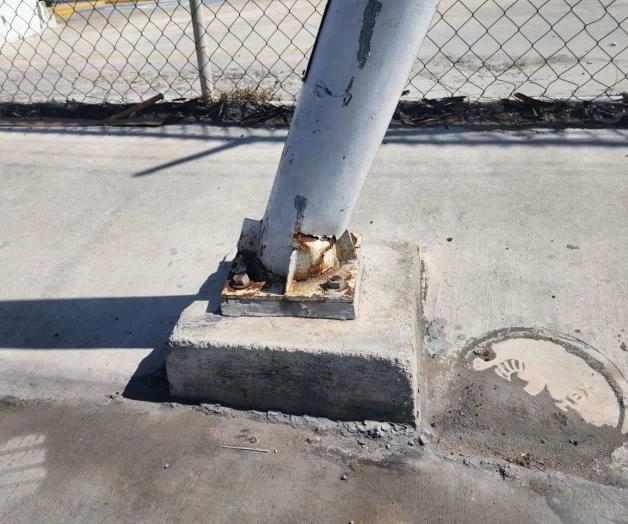 Advierten de un poste de luminaria inclinado Advierten de un poste de luminaria inclinado