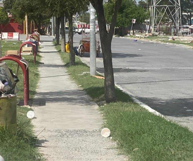 Tianguistas dejan terreno lleno de basura y bolsas
