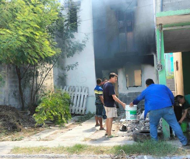 Apagan incendio de casa a ´cubetazos´ Apagan incendio de casa a ´cubetazos´