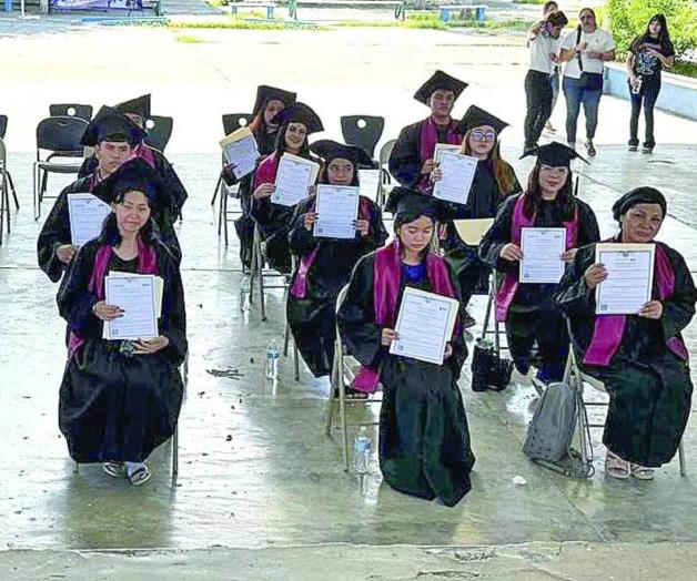 Celebran 44 aniversario con entrega de diplomas Celebran 44 aniversario con entrega de diplomas