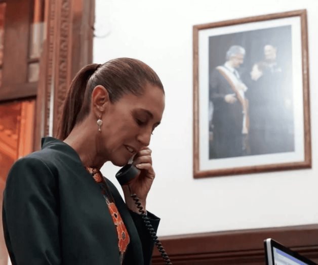 Posa Sheinbaum con foto de AMLO previo a su Informe Posa Sheinbaum con foto de AMLO previo a su Informe