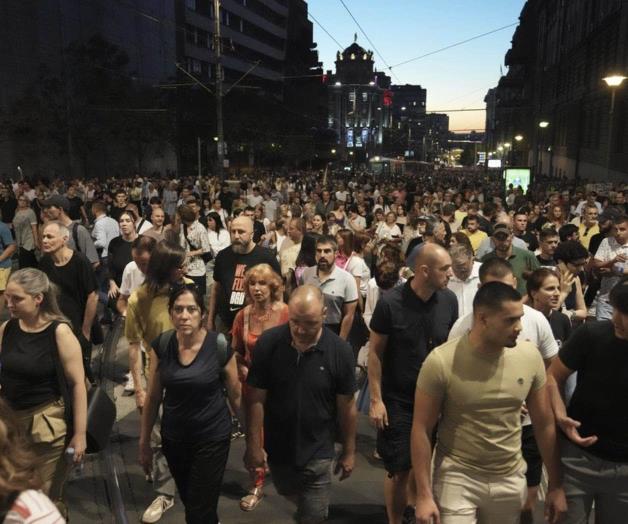 Miles de manifestantes antigubernamentales exigen elecciones anticipadas en Serbia Miles de manifestantes antigubernamentales exigen elecciones anticipadas en Serbia