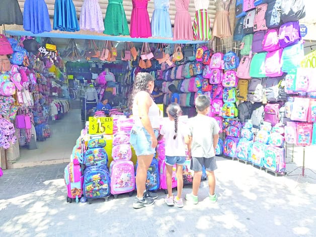 Caótico día en las calles en busca de útiles escolares Caótico día en las calles en busca de útiles escolares