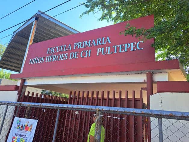 Alumnos toman clases afuera por apag&oacute;n en Reynosa